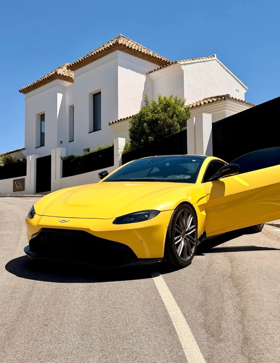 Aston Martin Aston Martin Vantage V8