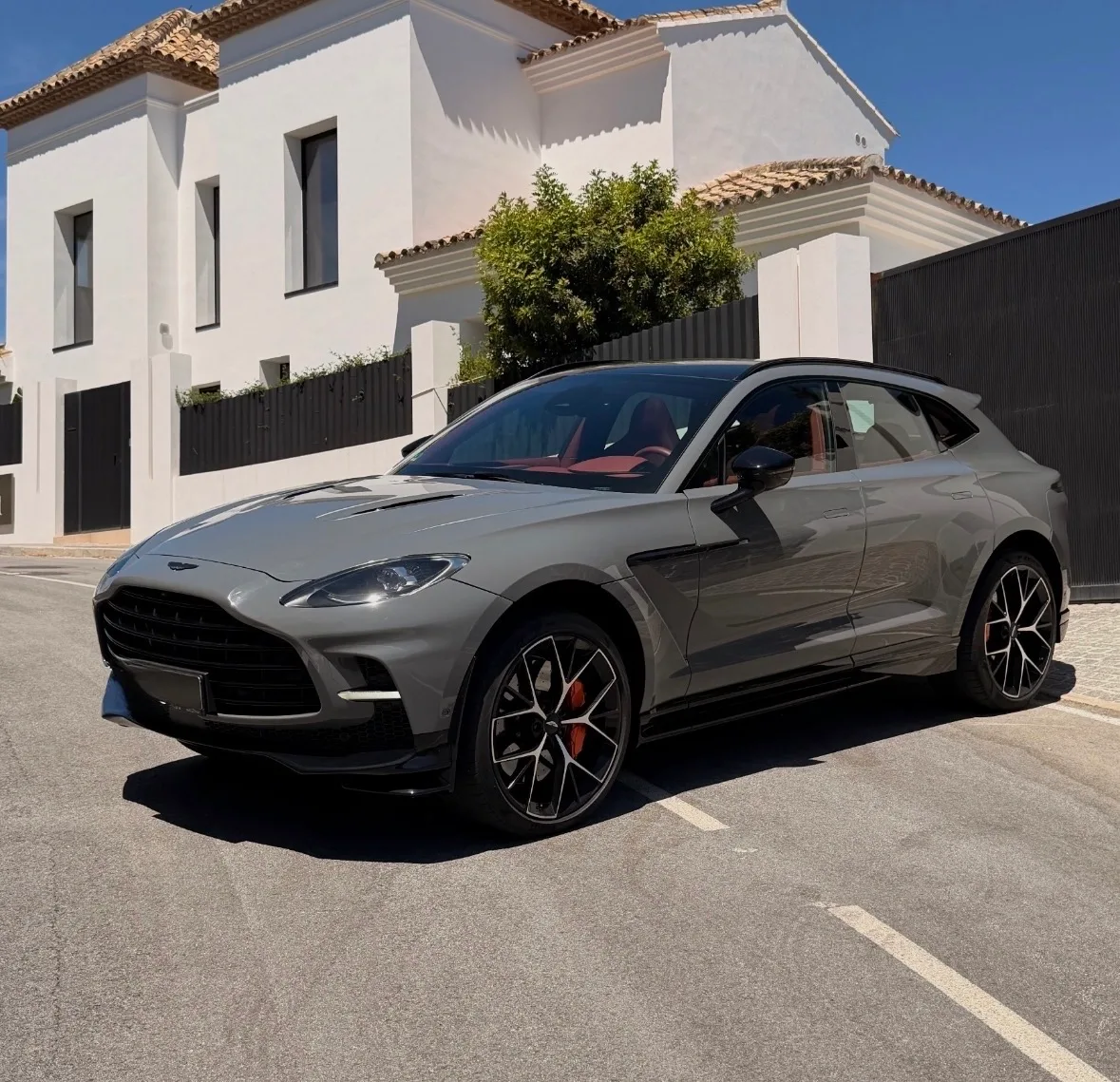 Aston Martin DBX707